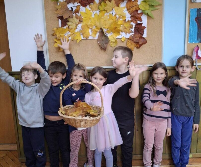 Učenici izradili pauna od jesenskog lišća