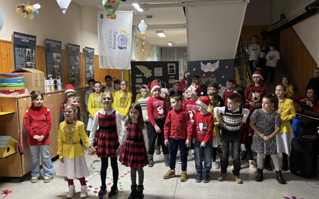 Božićna priredba u holu škole