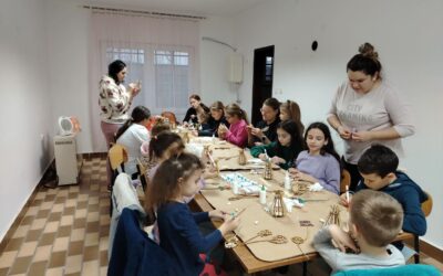 Vaze s cvijećem u rukama kreativaca